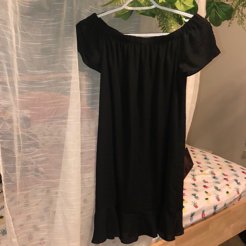 Chic dress with ruffle bottom
